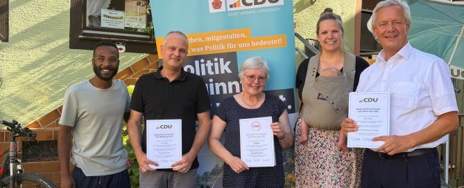 CDU-Stadtverbandsvorsitzender Thalib Ahmad und seine Stellvertreterin Viktoria Herzinger ehrten beim CDU-Sommertre, Peter Melcher (25 Jahre, links), Ursula Meißner (50 Jahre, Mitte) und Prof. Dr. Rupert Felder (40 Jahre, rechts) für langjährige Mitgliedschaften.