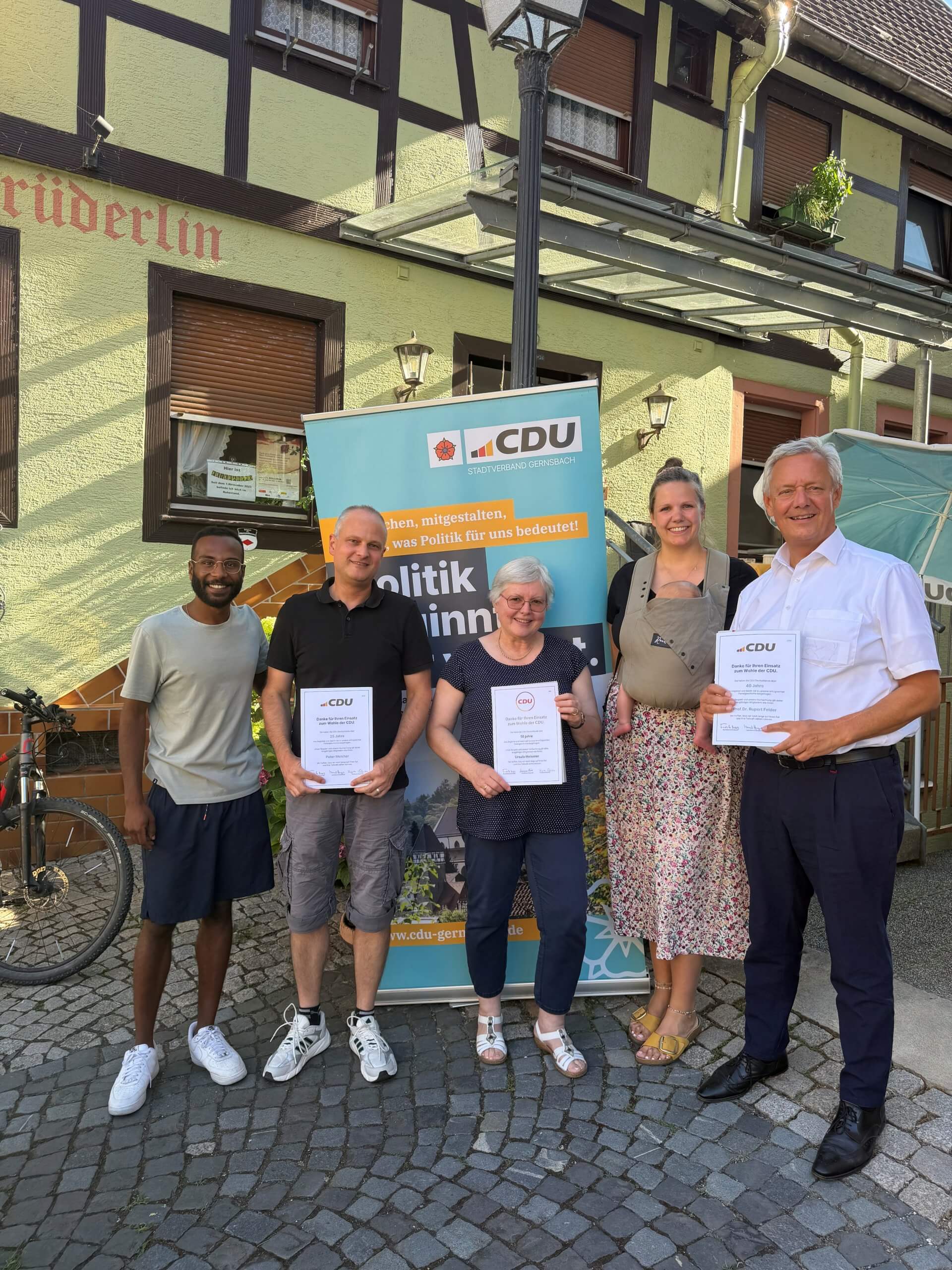 CDU-Stadtverbandsvorsitzender Thalib Ahmad und seine Stellvertreterin Viktoria Herzinger ehrten beim CDU-Sommertre, Peter Melcher (25 Jahre, links), Ursula Meißner (50 Jahre, Mitte) und Prof. Dr. Rupert Felder (40 Jahre, rechts) für langjährige Mitgliedschaften.